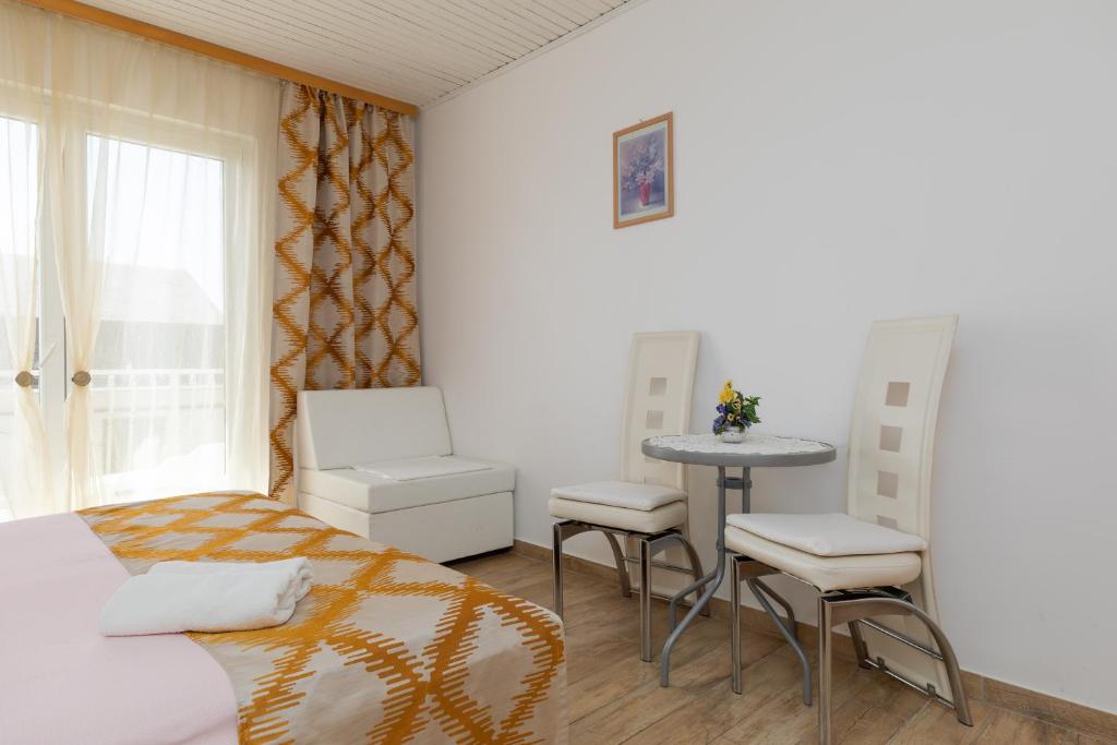 Apartments by the sea Duce, Omis - 2992 - Two-Bedroom Apartment With Terrace And Sea View