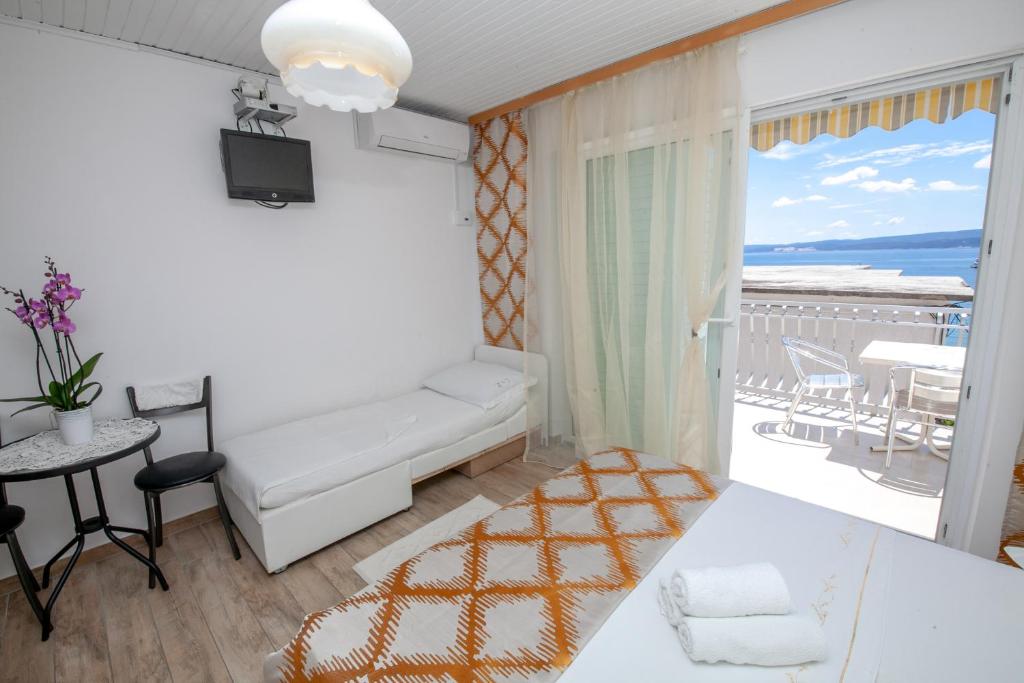 Apartments by the sea Duce, Omis - 2992 - Studio With Terrace And Sea View