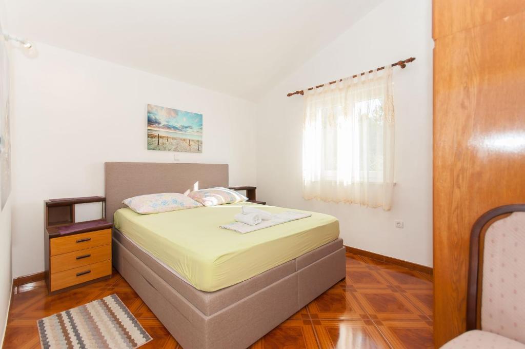 Posteľ alebo postele v izbe v ubytovaní Apartments with a parking space Pisak, Omis - 2827