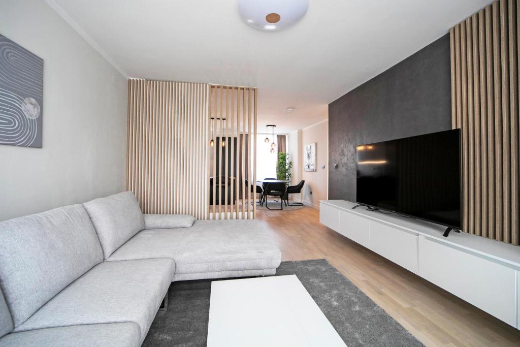 uma sala de estar com um sofá e uma televisão em NEW!! High end 2bd modern apartment in Novi Zagreb em Zagreb