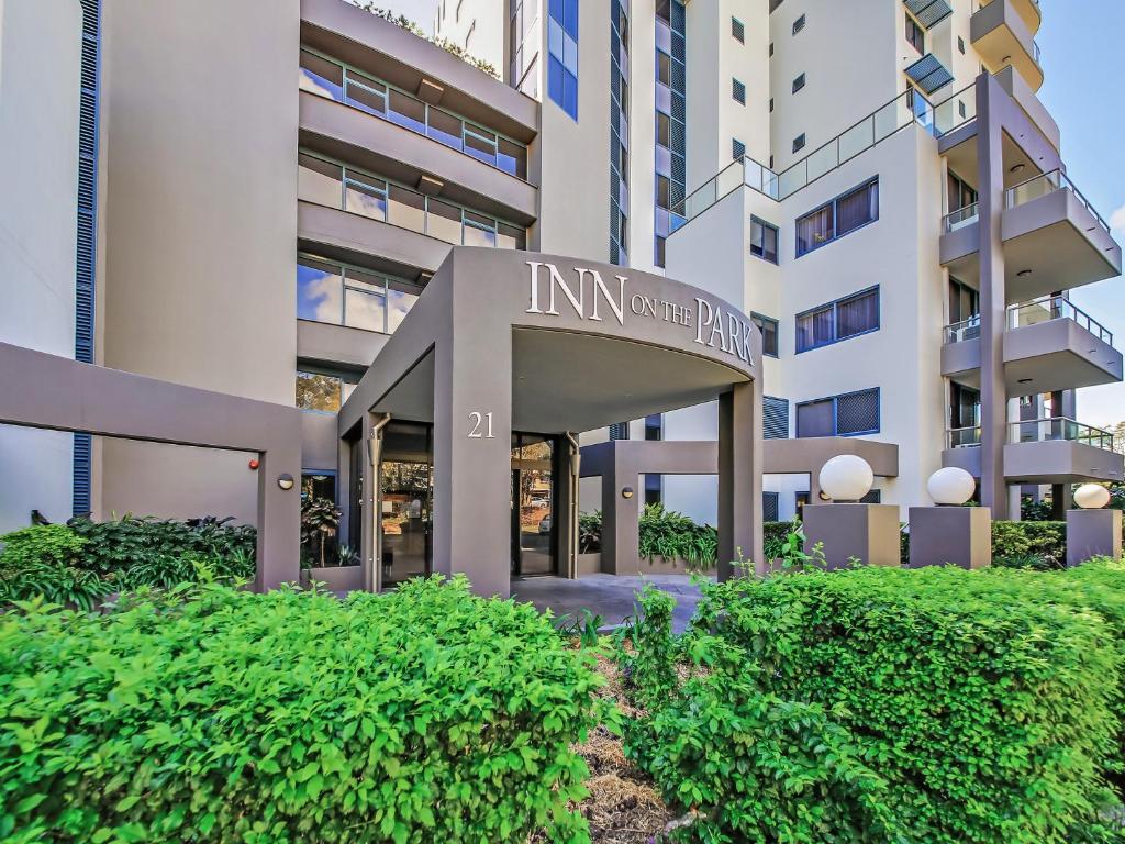 un bâtiment avec un panneau indiquant les fermes innvale dans l'établissement Inn on the Park Apartments, à Brisbane