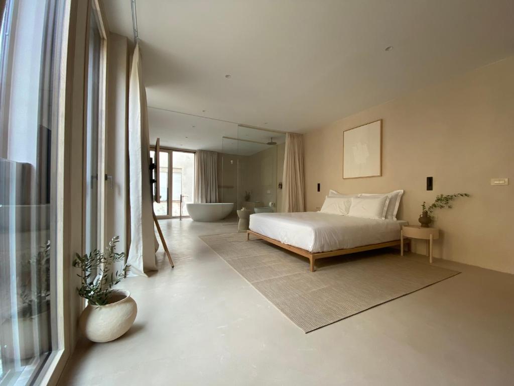 een slaapkamer met een bed en een bad. bij Olive studios in Zadar