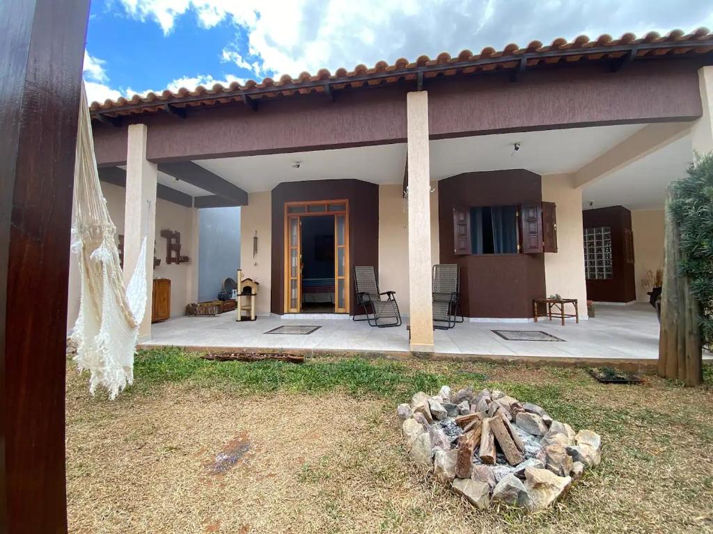Casa, com linda área de lazer e piscina aquecida - Maison De Trois Chambres