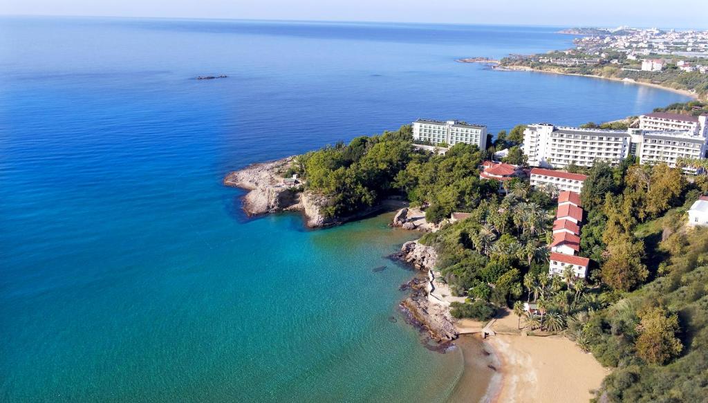 una vista aérea de la playa y del océano en Utopia Beach Club, en Okurcalar