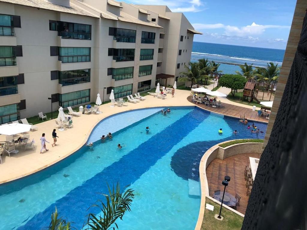 an overhead view of a swimming pool in front of a hotel at Beira Mar Muro Alto no Condomínio Ekoara ap 202 in Porto De Galinhas
