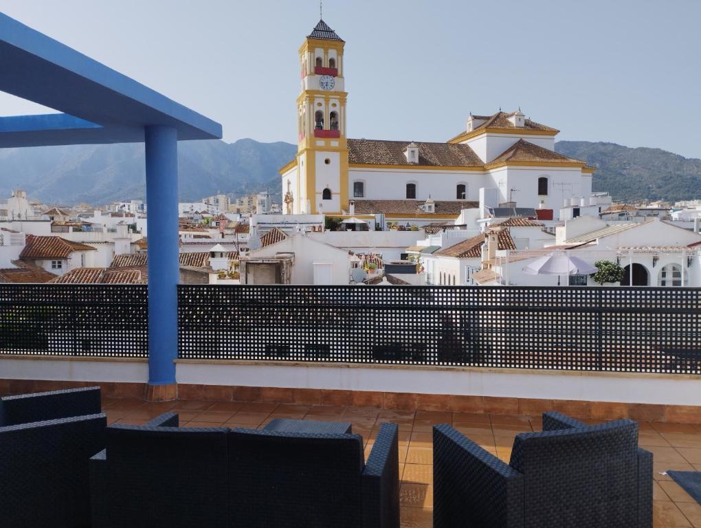 vistas a la ciudad desde el techo de un edificio en Ático espectacular en casco antiguo de Marbella, en Marbella