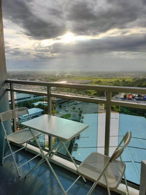 Bazén v ubytování Azure North Monaco Tower Unit 2114 nebo v jeho okolí