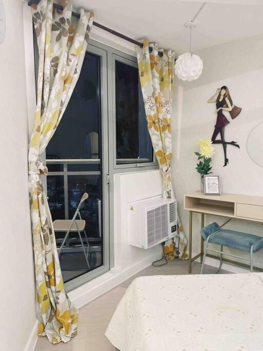 Postel nebo postele na pokoji v ubytování Azure North Monaco Tower Unit 2114