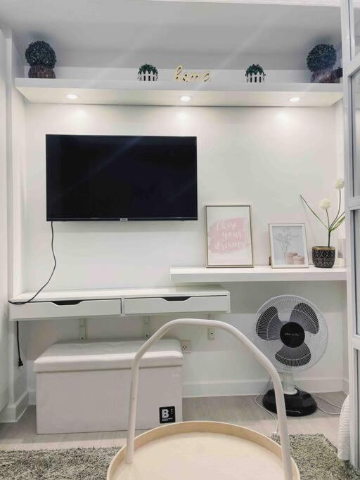 TV a/nebo společenská místnost v ubytování Azure North Monaco Tower Unit 2114