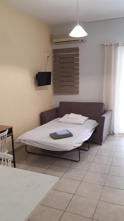 A television and/or entertainment centre at OSCAR STUDIO KALAMATA city centre