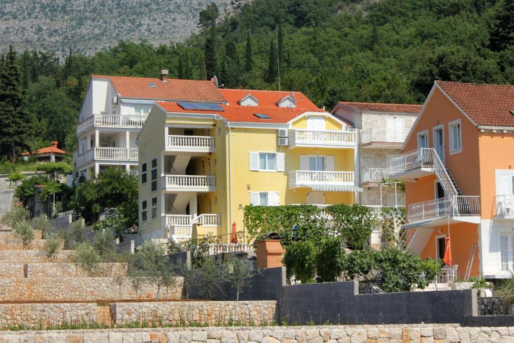eine Gruppe von Häusern an der Seite eines Hügels in der Unterkunft Apartment Slano 3183c in Slano