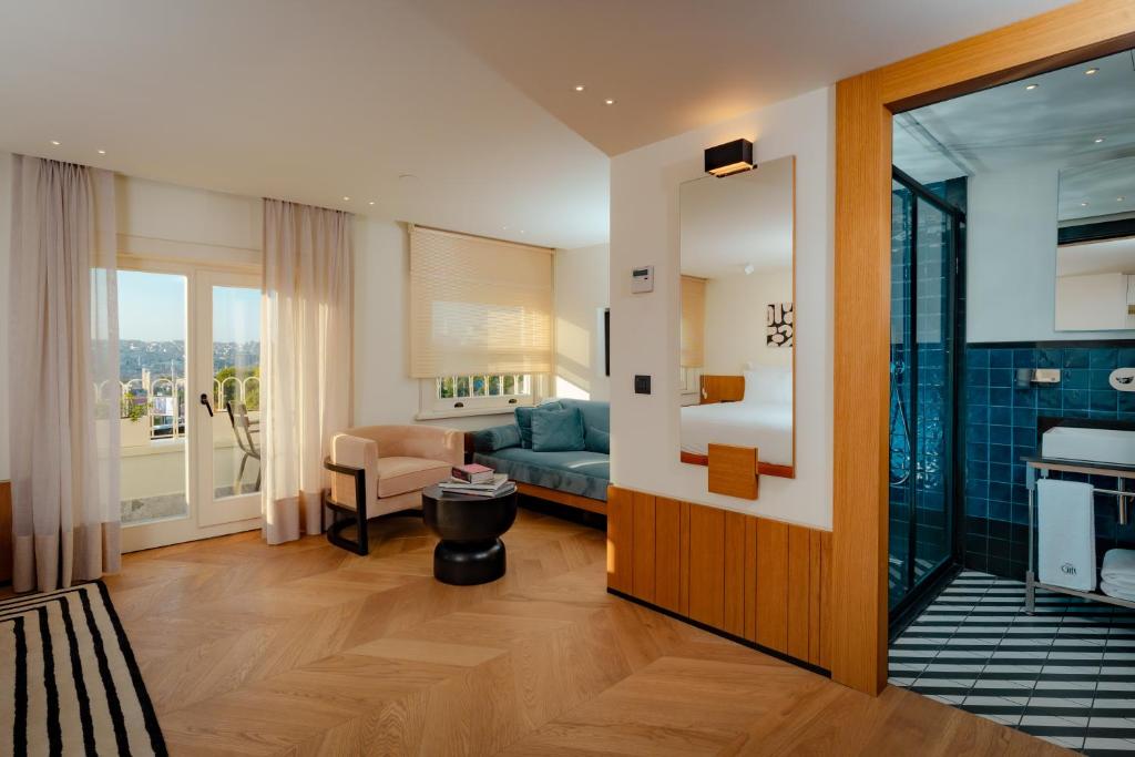 um quarto de hotel com uma cama e uma sala de estar em The Gift Hotel em Istambul