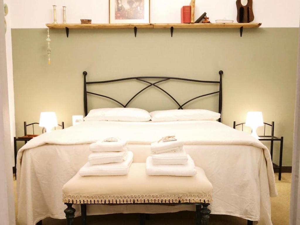 - une chambre avec un lit et des serviettes sur une table dans l'établissement Casa San Pablo, à Melide