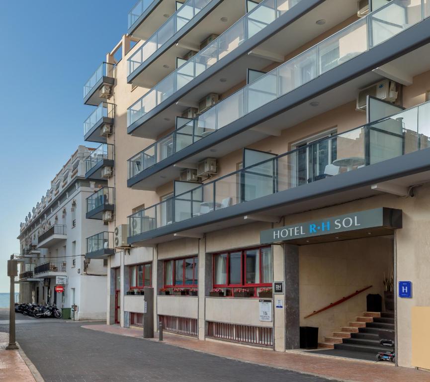 een appartementencomplex met een hotel in een straat bij Hotel RH Sol in Benidorm