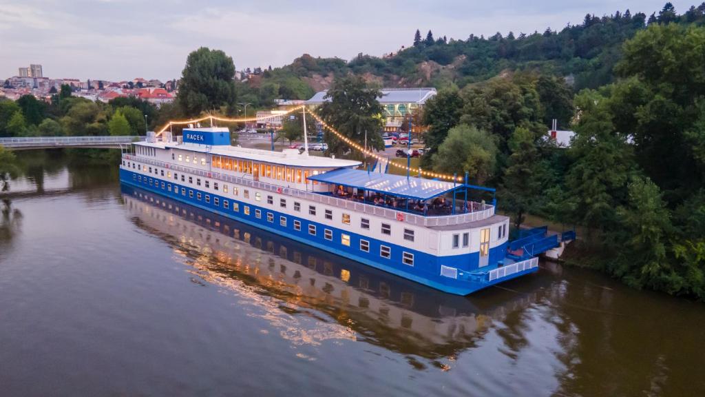 une vue aérienne sur un navire de croisière sur une rivière dans l'établissement Botel Racek, à Prague