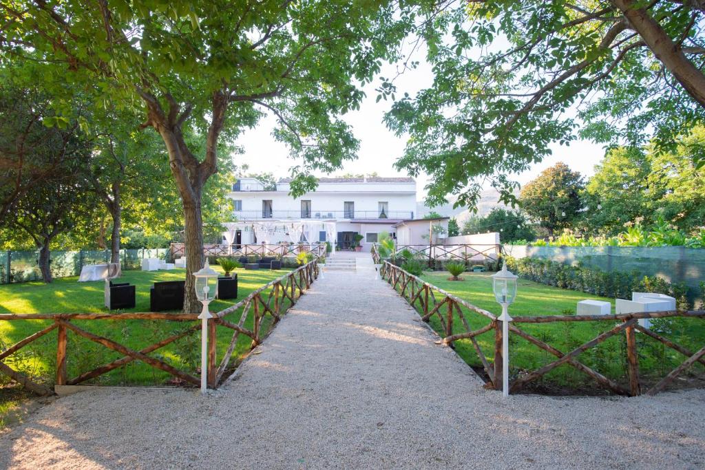 a wedding aisle in front of a white house at DONNA ROSITA in San Felice a Cancello