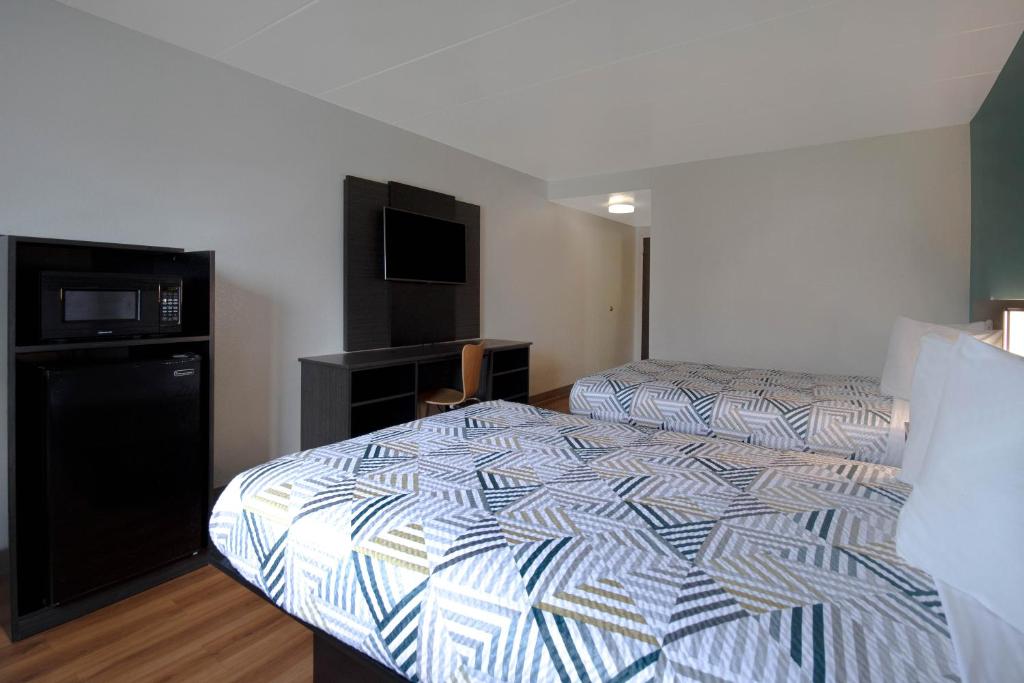 Motel 6-Merrillville, IN - Double Room - Disability Access - Roll In Shower