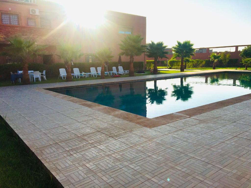 uma piscina no meio de um edifício em Riad Nasma Souihla em Marrakech