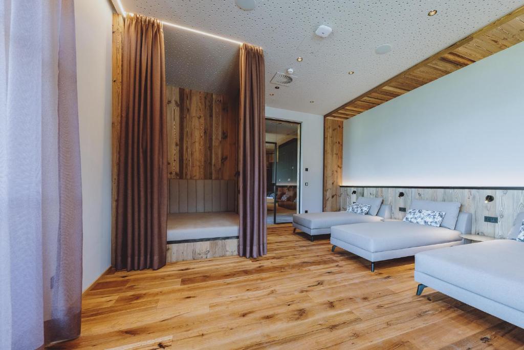 a living room with two beds and a couch at Bergdorf Hotel Zaglgut in Kaprun