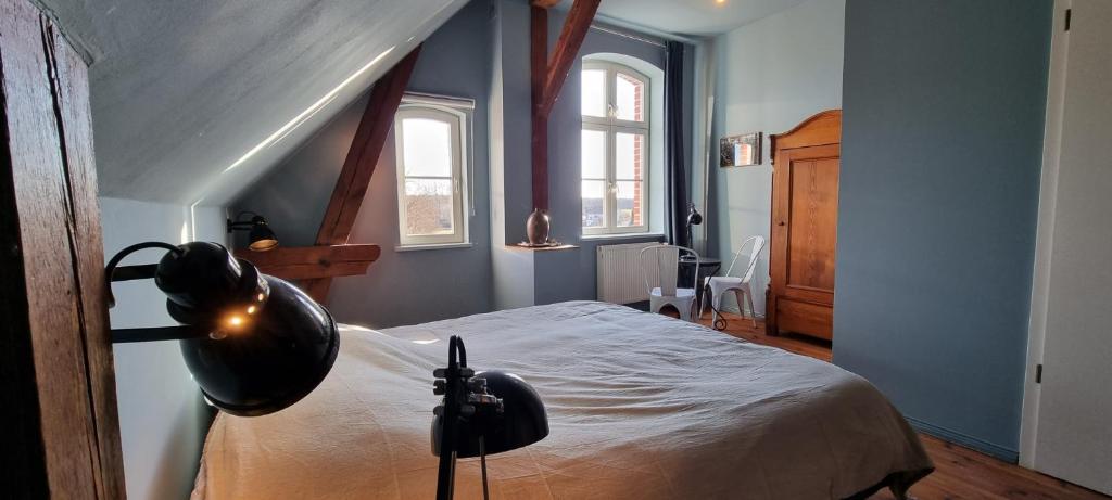 Ein Bett oder Betten in einem Zimmer der Unterkunft An Den Wiesen Gasthaus am Finowkanal