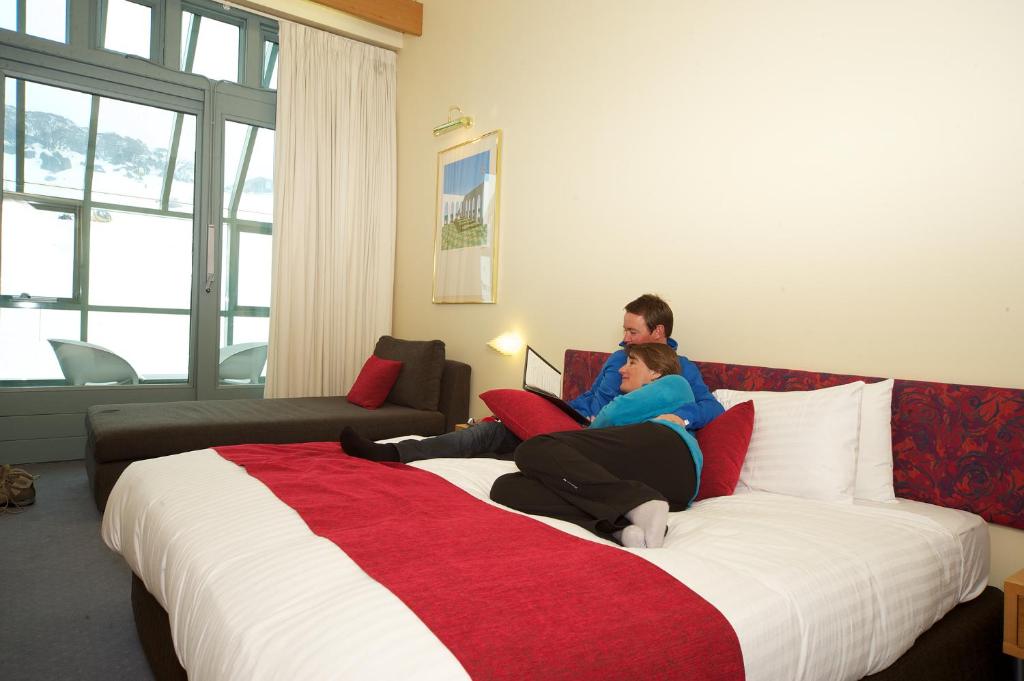 Кровать или кровати в номере The Perisher Valley Hotel