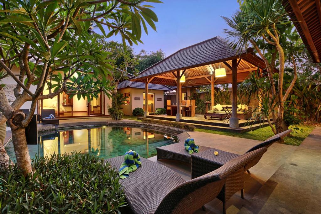 una imagen de una casa con piscina en The Kampung Ubud Villa en Ubud