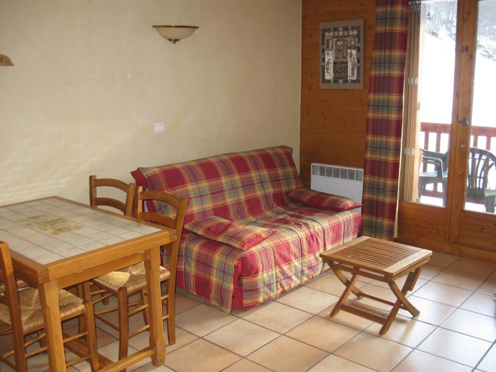 - un salon avec un canapé et une table dans l'établissement Appartement Valloire, 2 pièces, 4 personnes - FR-1-263-128, à Valloire