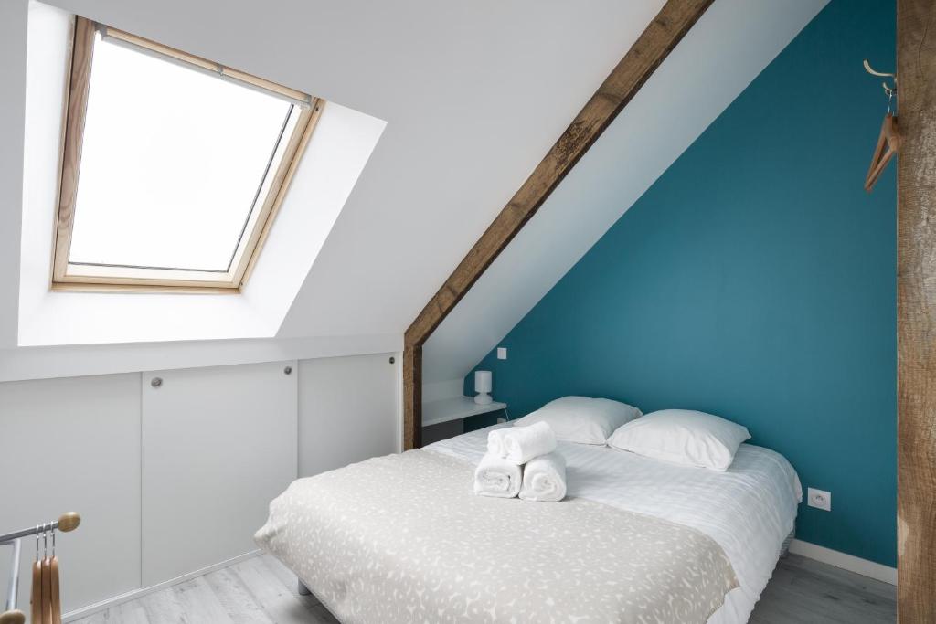 a bedroom with a bed with two towels on it at LE NOROIT - Cocon lumineux sur le Sillon in Saint Malo