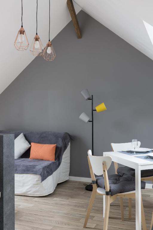 a bedroom with a bed and a table and chairs at LE NOROIT - Cocon lumineux sur le Sillon in Saint Malo