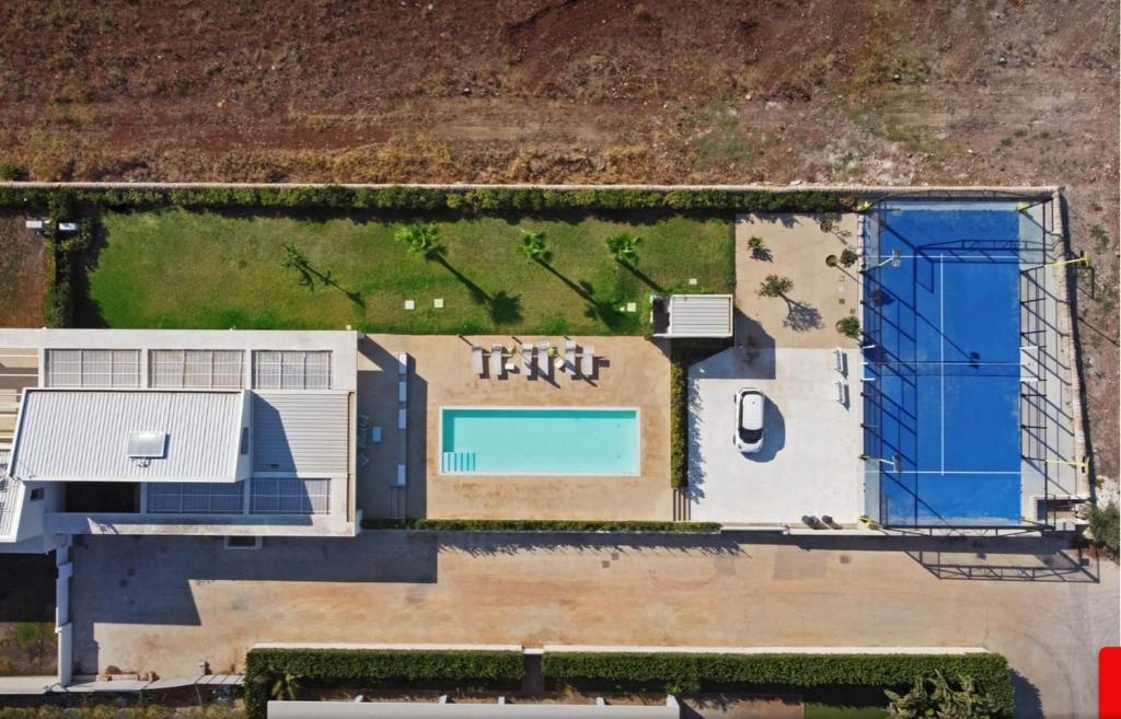 Bazén v ubytovaní Villa Arillà con piscina e padel alebo v jeho blízkosti