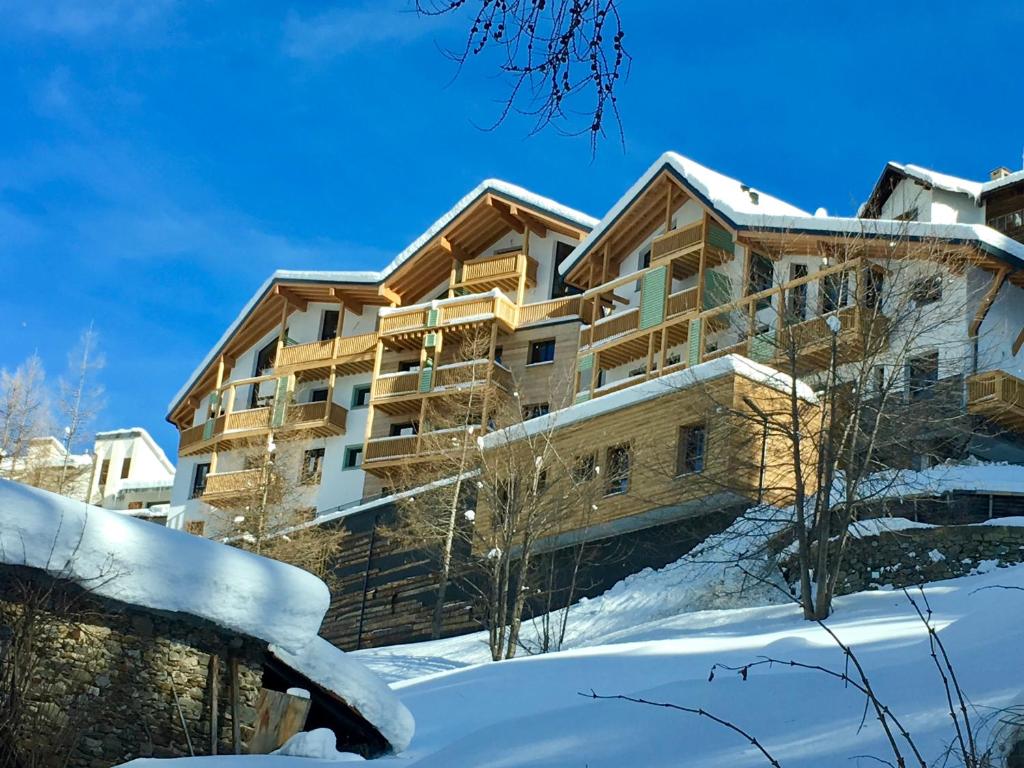 um grande edifício na neve com neve em Chalet Ronchi - Foppolo Ski em Foppolo