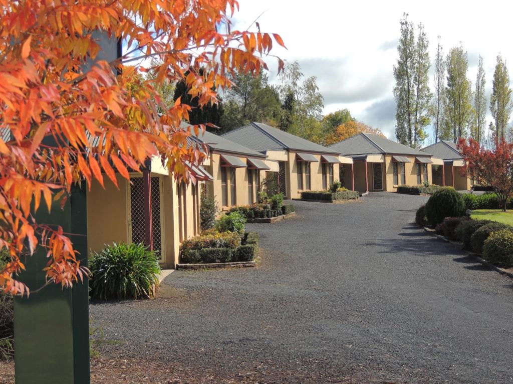 een rij huizen op een straat met herfstbladeren bij Melview Greens in Orange