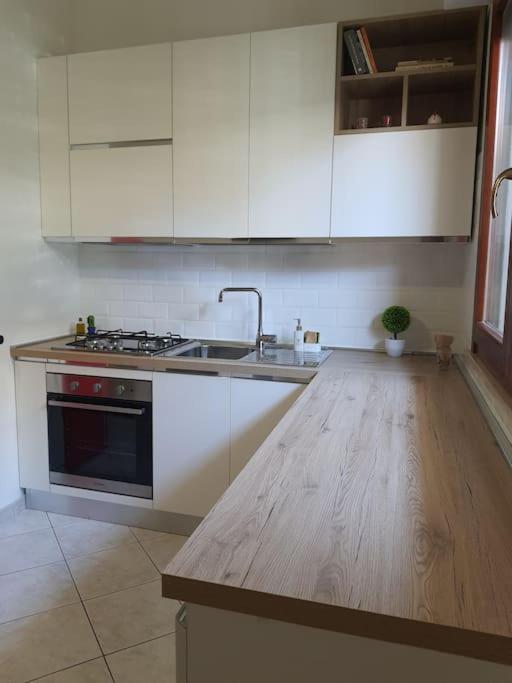 A kitchen or kitchenette at Casetta 144A