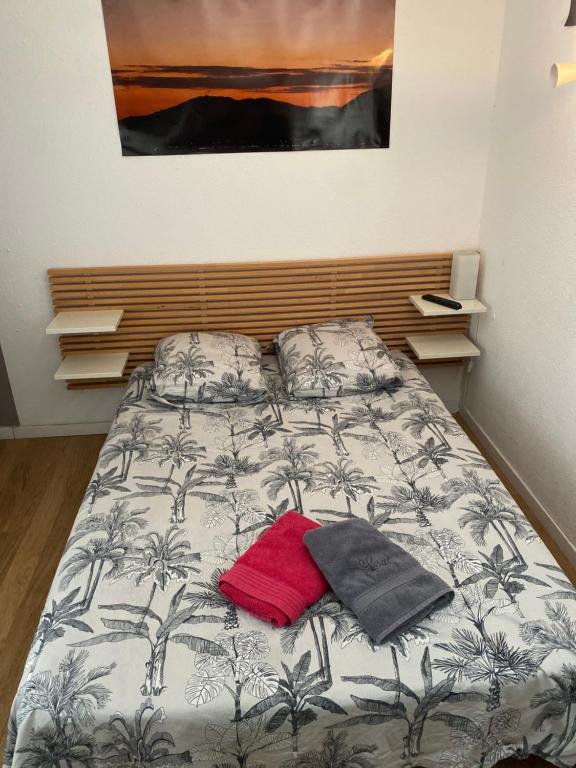 Un dormitorio con una cama con una almohada roja. en Chambre chez l habitant 2 nuit maximum, en Porticcio
