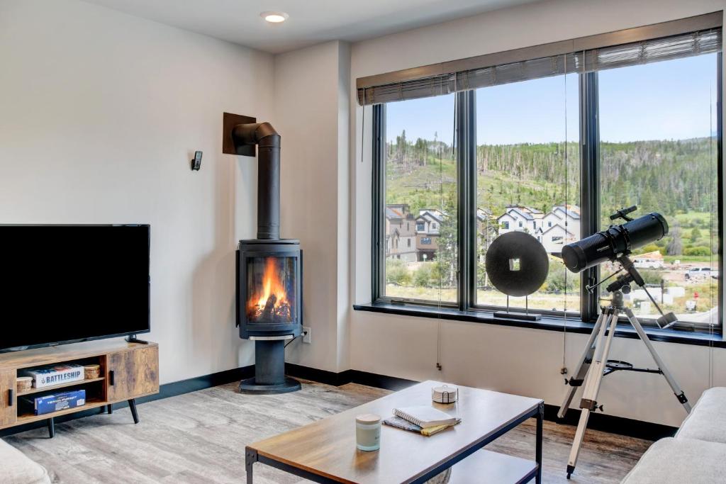 View of Lux Penthouse in Grand Designs Gem+Rooftop Hot Tub - Airbnb