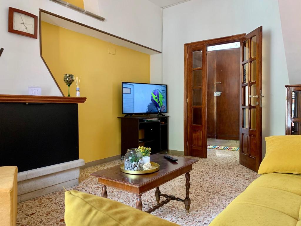 TV a/nebo společenská místnost v ubytování B&B Nonno Loreto