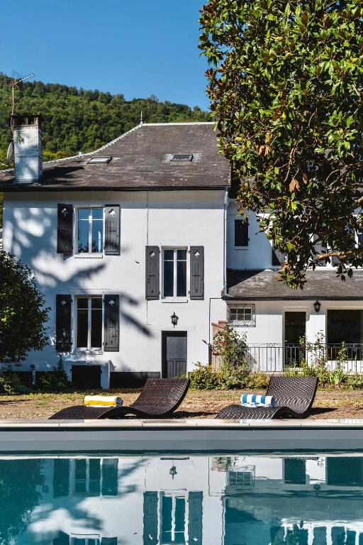 dom i basen przed domem w obiekcie Luxury Pyrenees Villa, Tourmalet, gardens, gym w mieście Adast