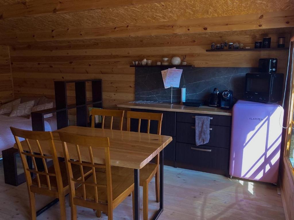 Kuchyň nebo kuchyňský kout v ubytování Starp debesīm un zemi