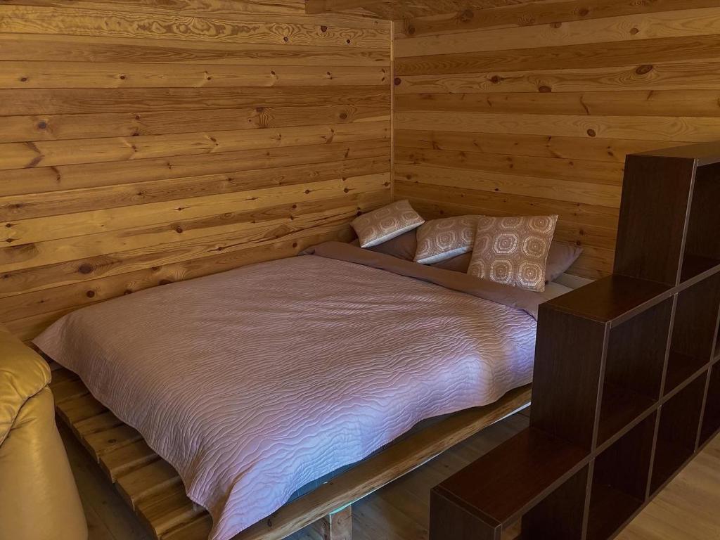 Postel nebo postele na pokoji v ubytování Starp debesīm un zemi