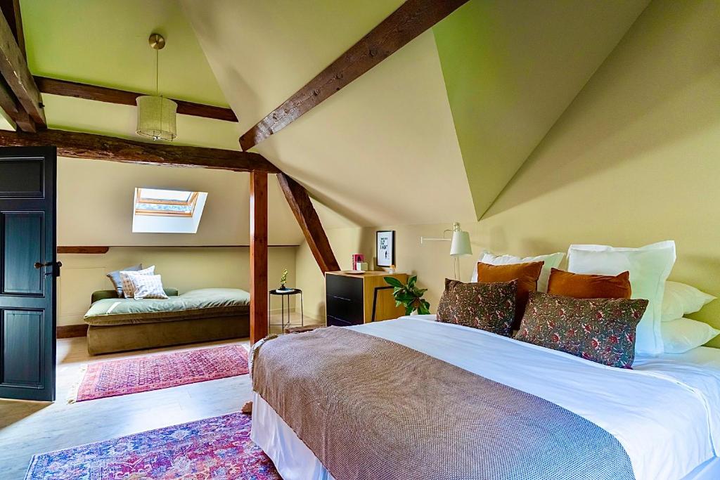 sypialnia z dużym łóżkiem w pokoju w obiekcie Luxury Pyrenees Villa, Tourmalet, gardens, gym w mieście Adast