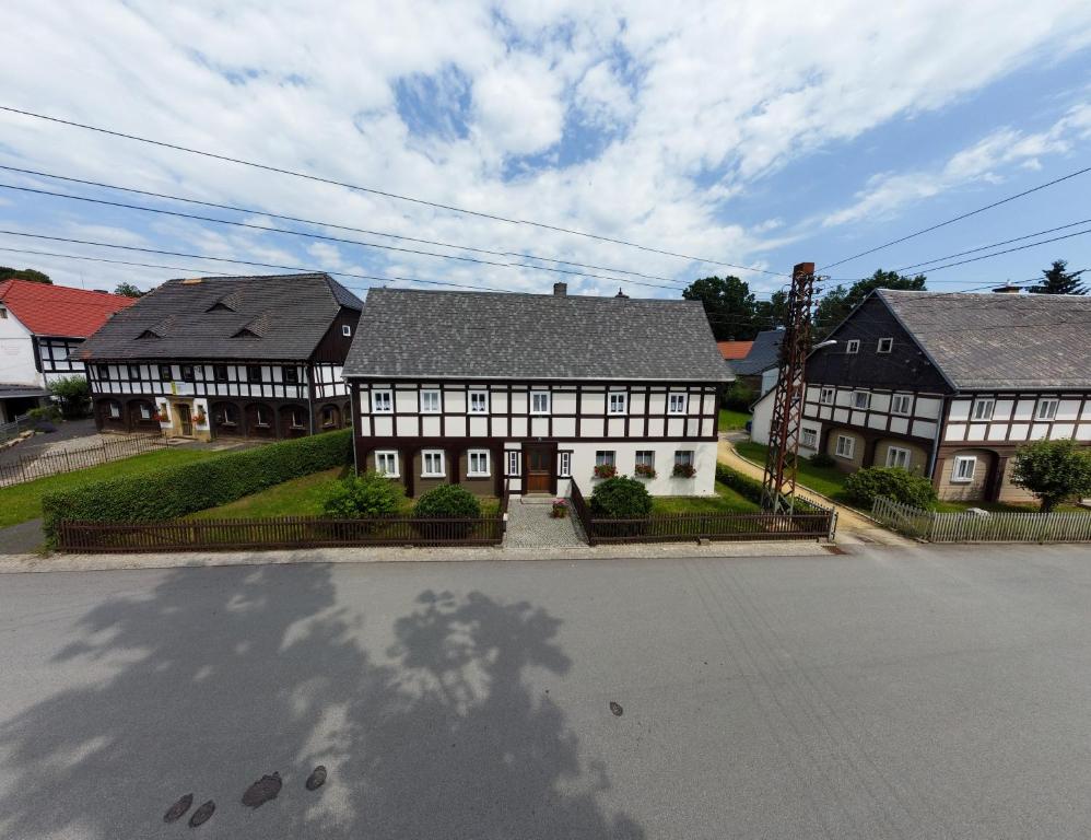 un grupo de casas al lado de una calle en Umgebindehaus an der Mandau, en Großschönau