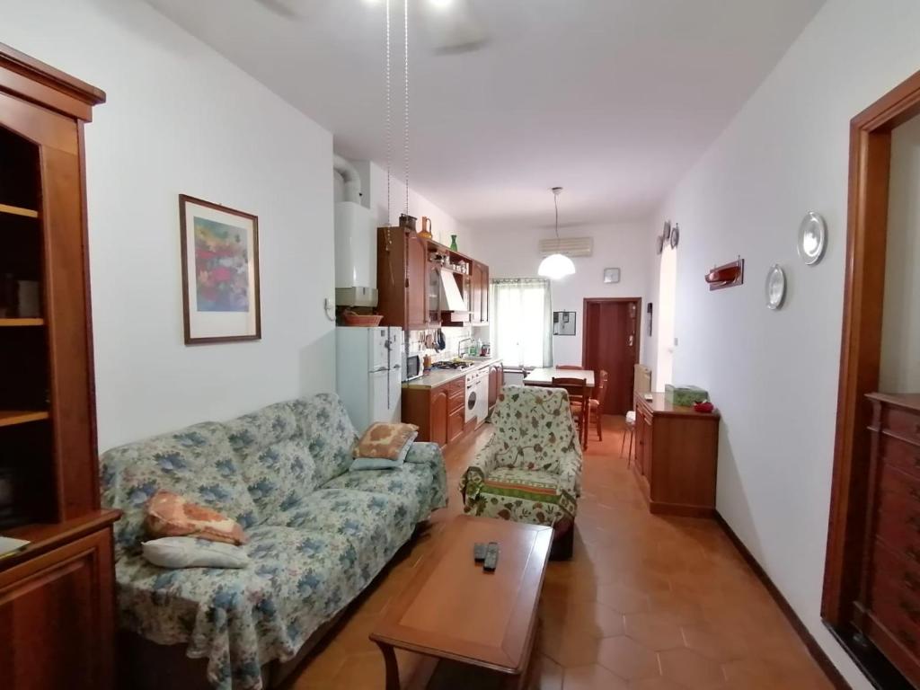a living room with a couch and a table at Appartamento Tra Le Torri in Noli