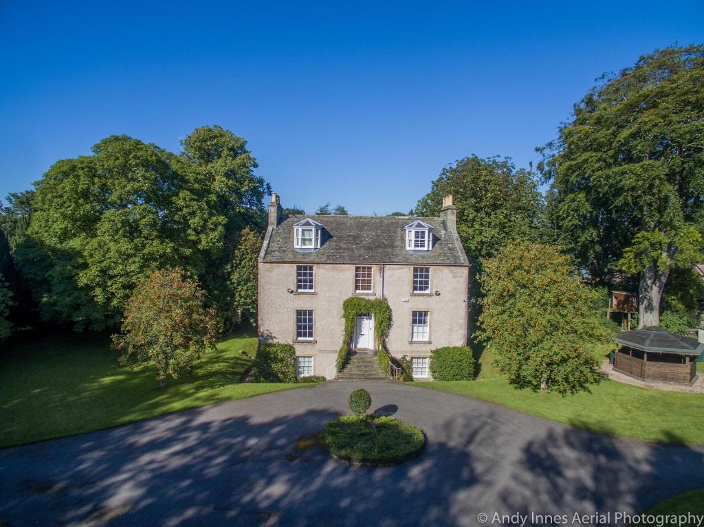 een luchtzicht op een huis met een oprit bij The Old Manse, Fochabers in Fochabers