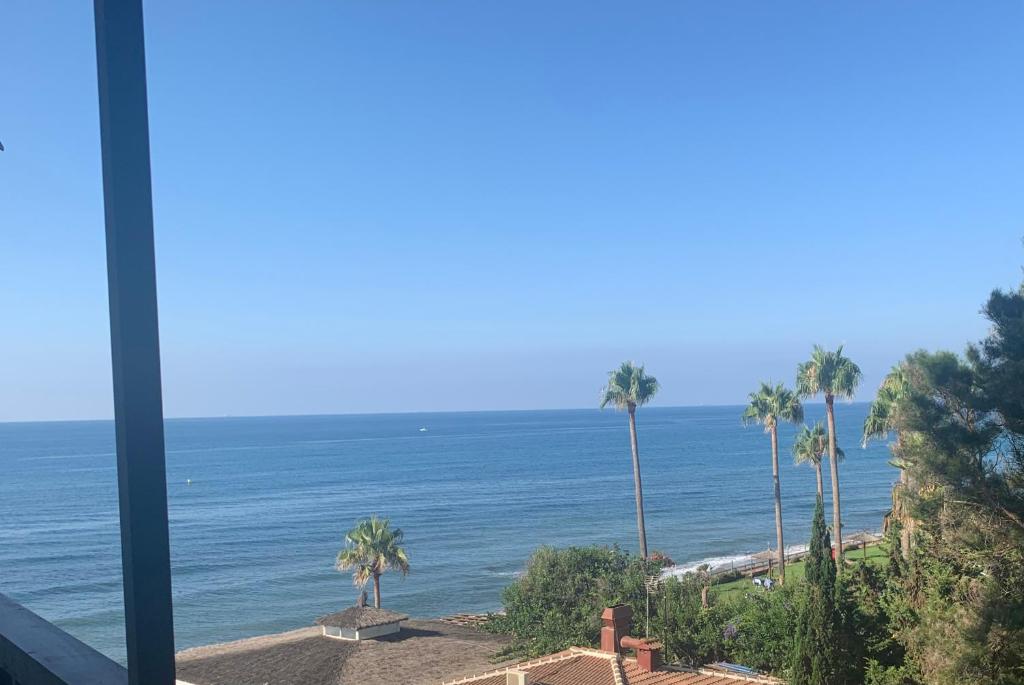 Lovely beachfront apartment in Calahonda, Sitio de Calahonda (updated