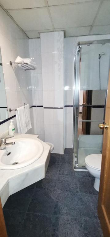 Koupelna v ubytování Hotel Corona de Atarfe