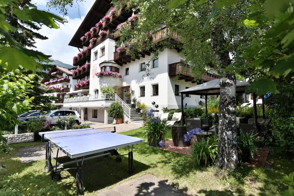 eine Tischtennisplatte vor einem Gebäude in der Unterkunft Hotel Silvretta in Serfaus