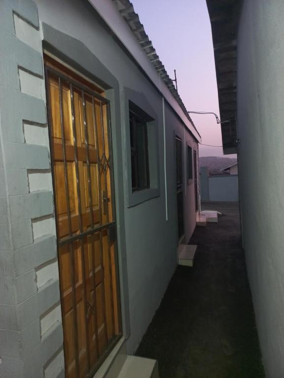 un edificio con una puerta y una ventana lateral en Grey house lodge, en Pietermaritzburg