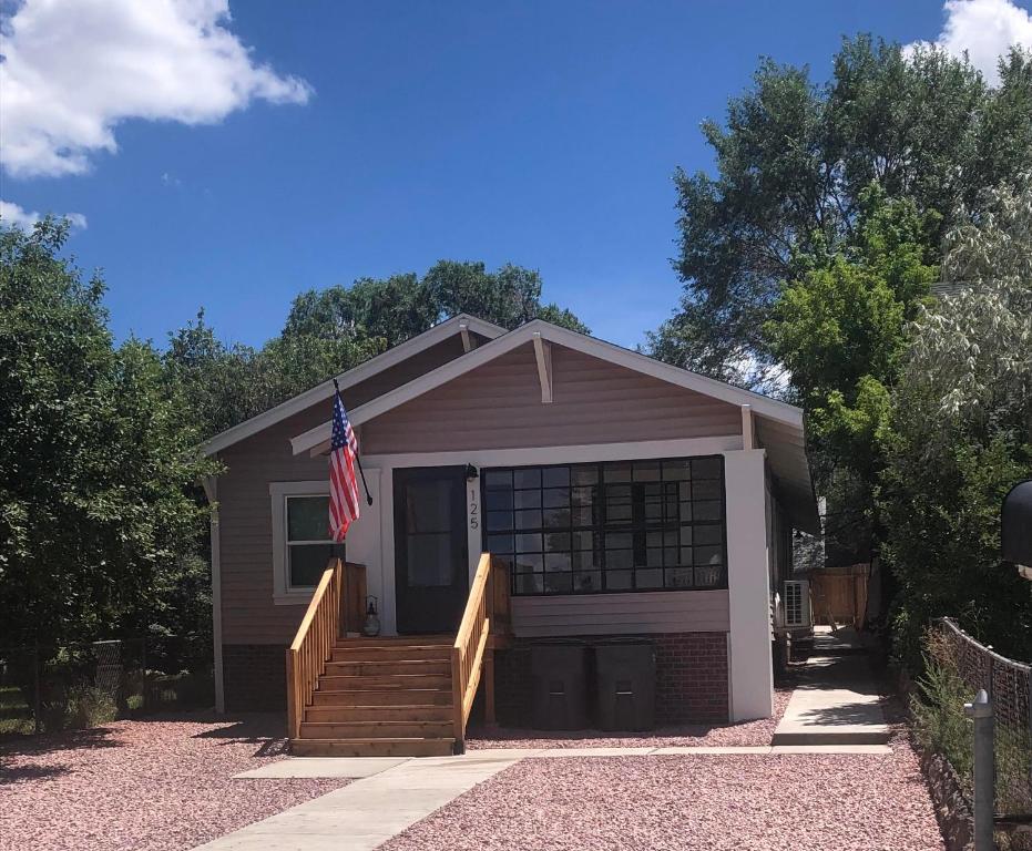 una pequeña casa con una bandera encima en Downtown Williams, walk everywhere, remodeled en Williams