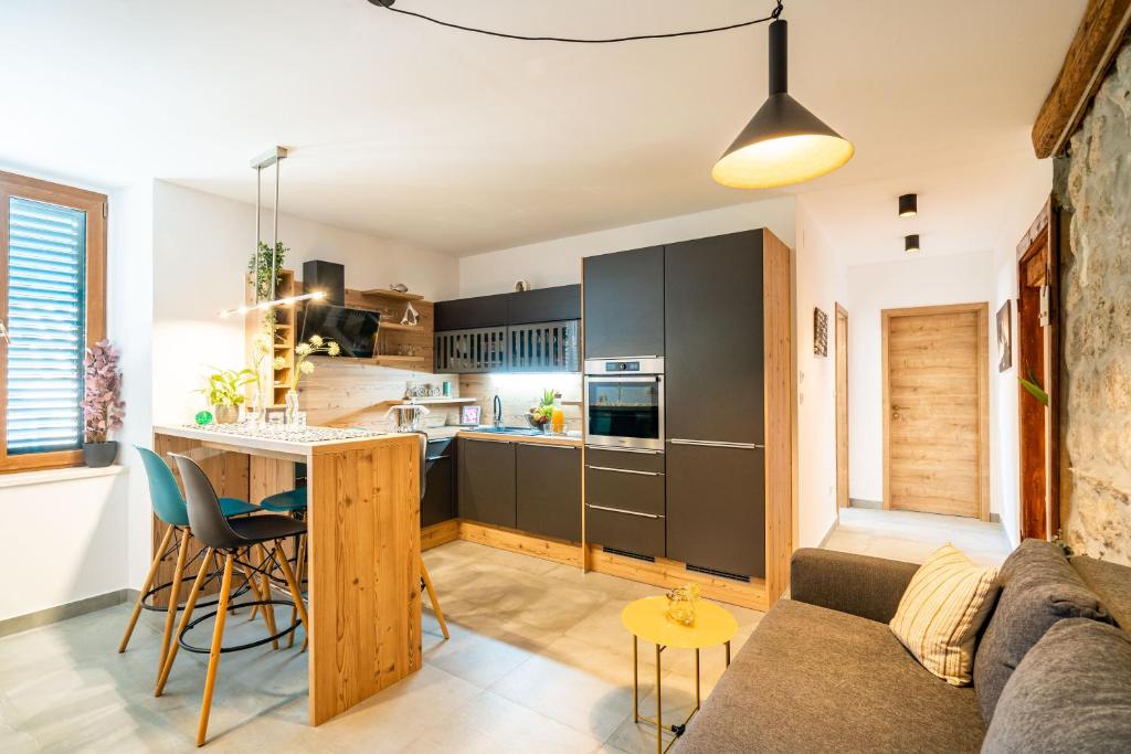 une cuisine et un salon avec un canapé et une table dans l'établissement Stone oasis Vito, à Dubrovnik
