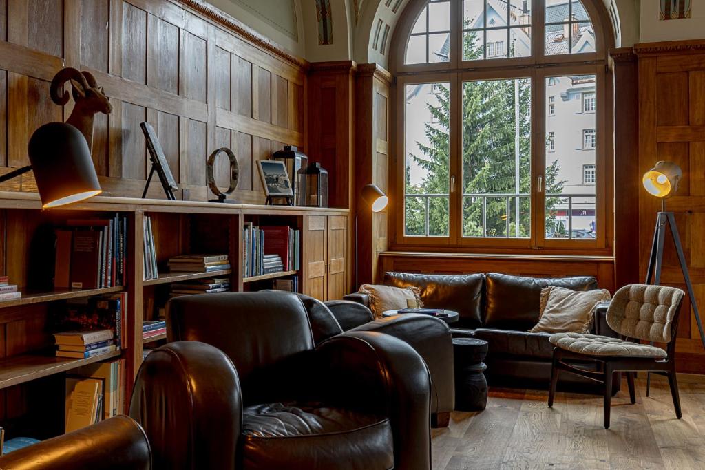 Ein Sitzbereich in der Unterkunft ALPINE INN Davos